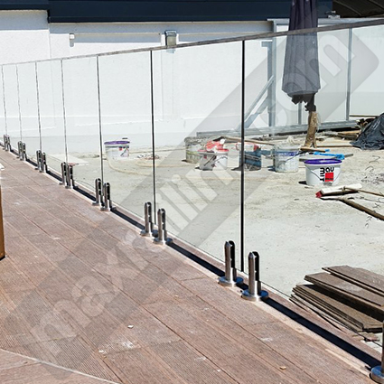 Стъклена преграда около басейн